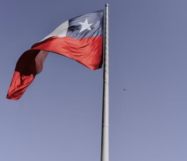Bandera de Chile ondeando